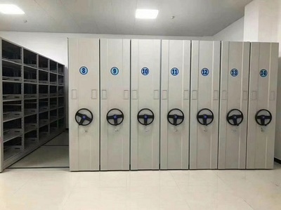 密集架的層板是可以上下自由調(diào)整的(包含安全防護(hù)問題)